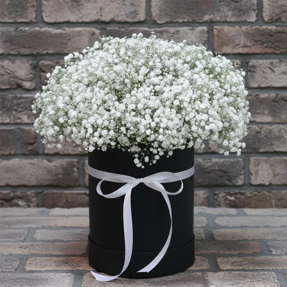 Цветочная композиция из Гипсофила в шляпной коробке в Фатеево