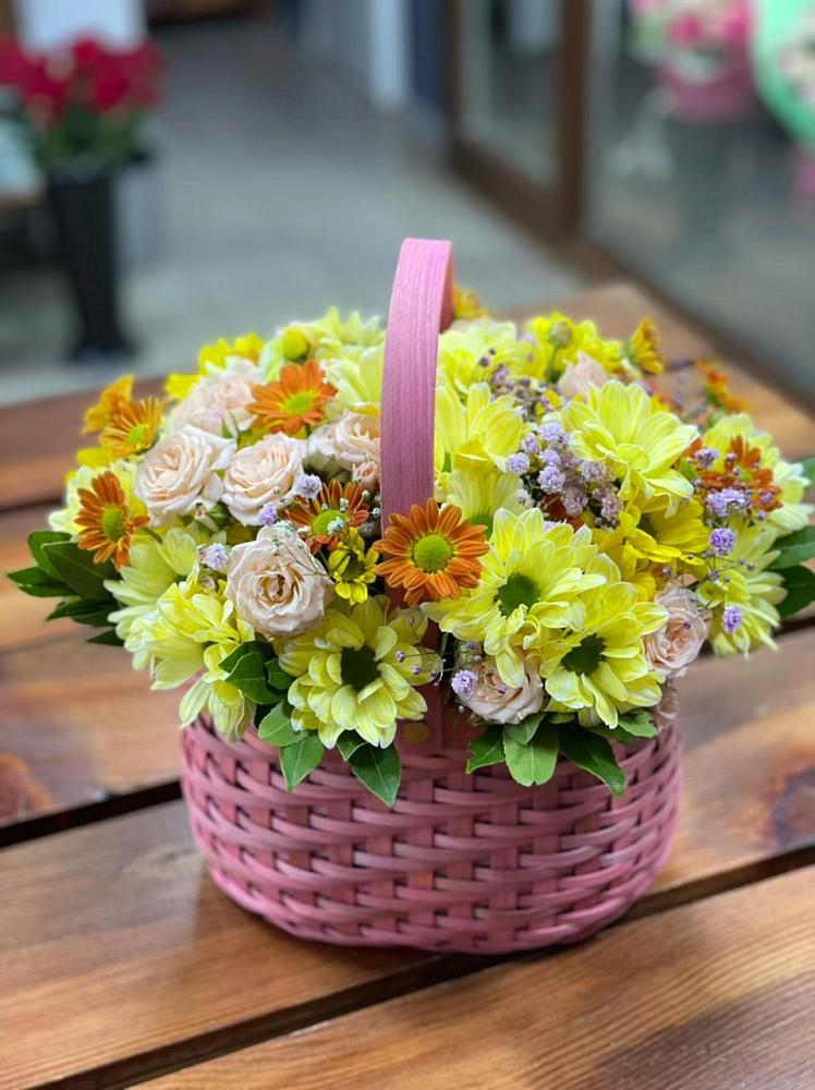 Цветочная композиция из Хризантемы и Розы в корзине в Фатеево
